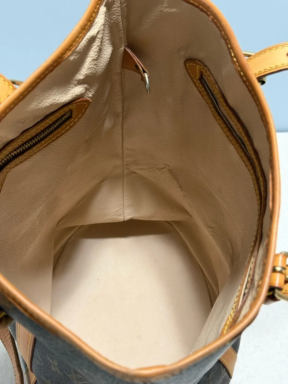 Louis Vuitton Bucket GM Monogram Shoulder Bag - Picture 13 of 16